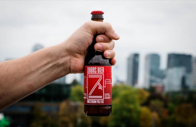 Zuidas bier in de hand